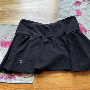 Lululemon skirt size 6 black
